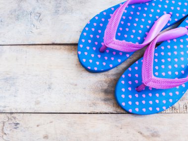 Mavi flip flop ile pembe kalp desen