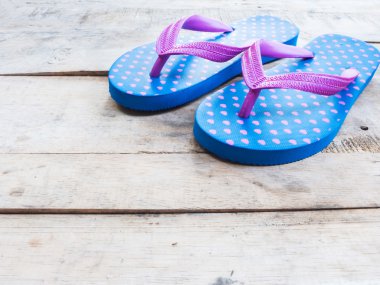 Mavi flip flop ile pembe kalp desen