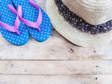 Şapka mavi flip flop ile dokunan