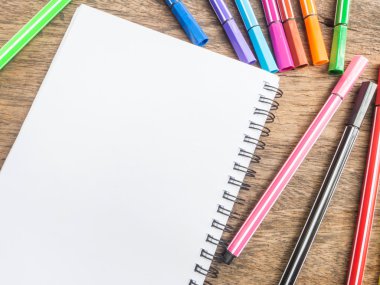 Boş not defteri ve çeşitli işaretleri