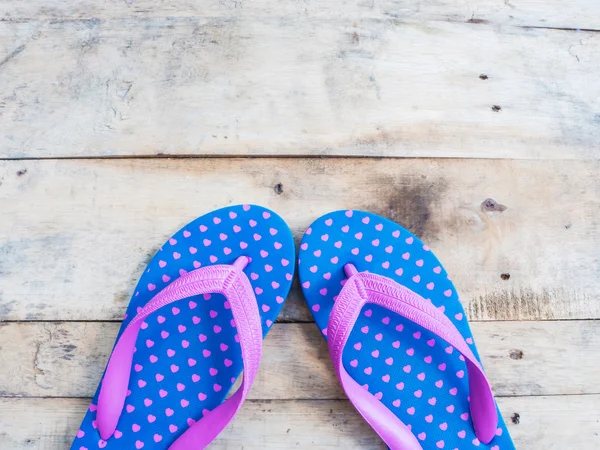 Blauwe flip flop met roze hart patroon — Stockfoto