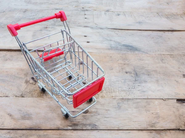 Carrello della spesa rosso — Foto Stock