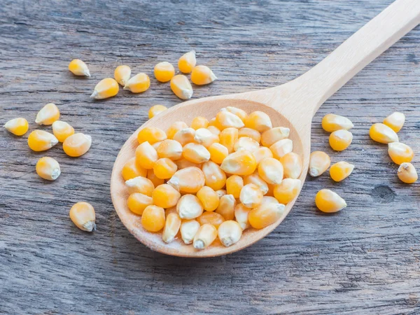 Majs frön blandat ost pulver för att göra popcorn — Stockfoto
