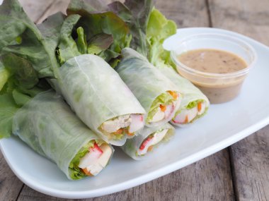 sebze susam sos ile beyaz tabak üzerinde rulo.