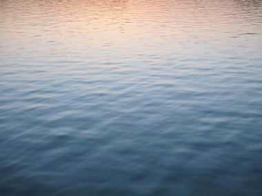 gün batımında su yüzeyi 