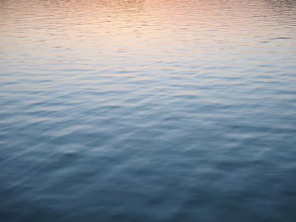Vattenytan vid solnedgången — Stockfoto