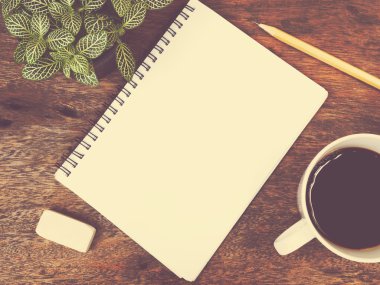 Not Defteri, kahve ve yeşil bitki