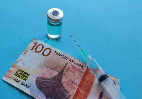Nota Norueguesa 100 Coroas Frasco Medicamento Seringa Sobre Fundo Azul — Fotografia de Stock