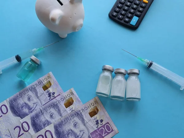 Dinheiro Sueco Mealheiro Calculadora Frascos Medicamentos Seringa Fundo Azul — Fotografia de Stock