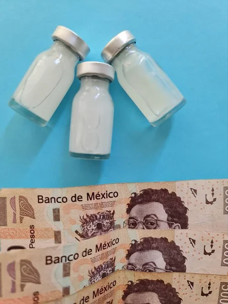 Mexikanisches Geld Und Medizinflaschen Auf Blauem Hintergrund — Stockfoto