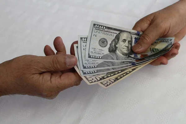 Руки Платящие Получающие Банкноты Американского Доллара Разных Номиналов — стоковое фото