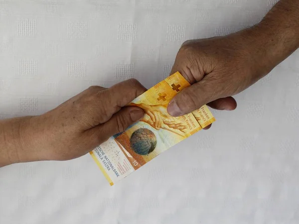 Руки Платящие Получающие Швейцарские Банкноты Франков — стоковое фото