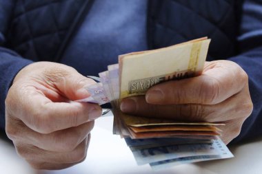 Brezilya banknotlarını sayan bir kadının ellerine yaklaşmak