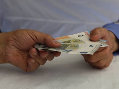Avrupa banknotlarının farklı değerlerde ödenmesi ve alınması