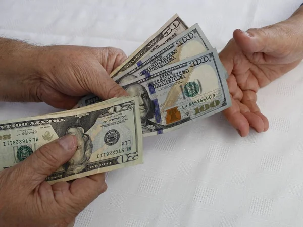 Руки Платящие Получающие Банкноты Американского Доллара Разных Номиналов — стоковое фото