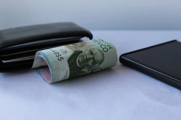 Мексиканские Деньги Черный Кожаный Бумажник Угол Смартфона Столе — стоковое фото
