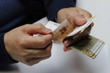Peru banknotlarını sayan yaşlı bir kadının elleri