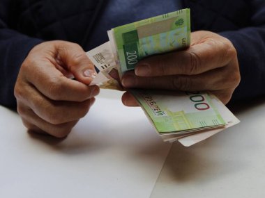 Rus banknotlarını sayan kıdemli bir kadının elleri