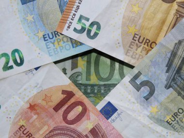 İstiflenmiş Avrupa banknotlarına farklı değerlerde yaklaşım