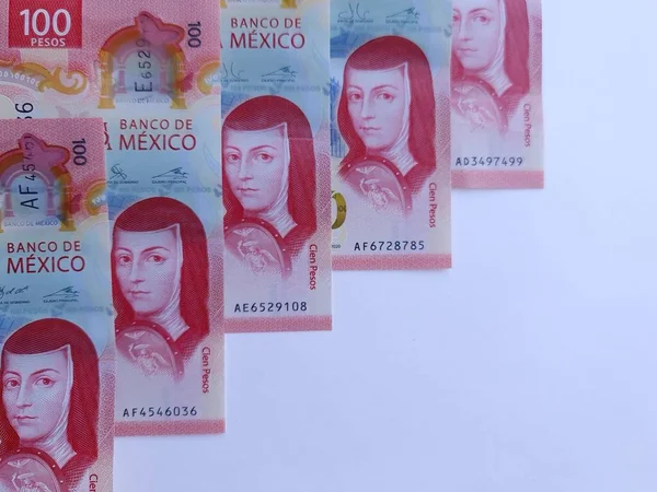Beyaz arka planda 100 peso Meksika parası.