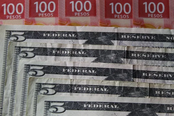 Aproximação Notas Mexicanas 100 Pesos Notas Americanas Cinco Dólares — Fotografia de Stock