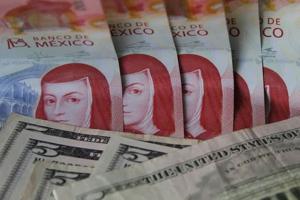 Inflygning Till Mexikanska Sedlar 100 Pesos Och Amerikanska Femdollarsedlar — Stockfoto