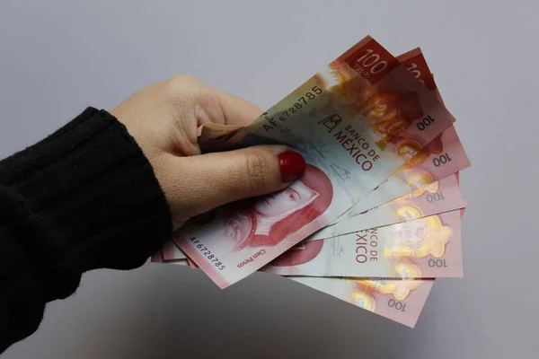 Mano Una Donna Che Detiene Banconote Messicane 100 Pesos — Foto Stock