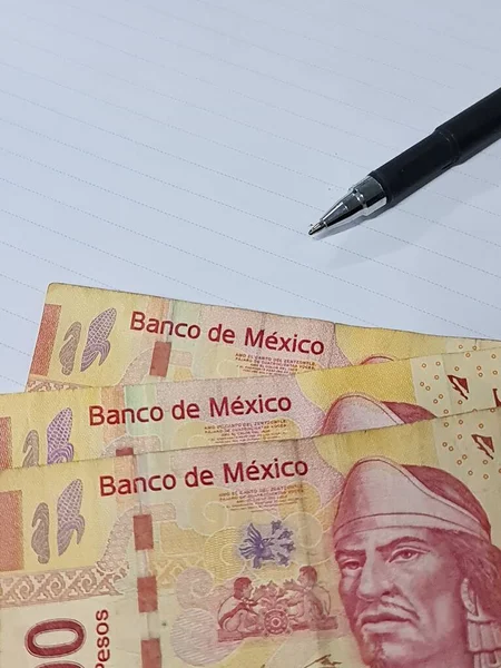 Annäherung Mexikanische Scheine 100 Pesos Und Stift Auf Weißem Hintergrund — Stockfoto
