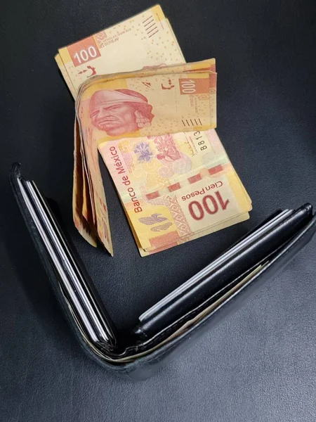 Mexikanska Sedlar Med 100 Pesos Och Svart Skinnplånbok Ovanifrån — Stockfoto