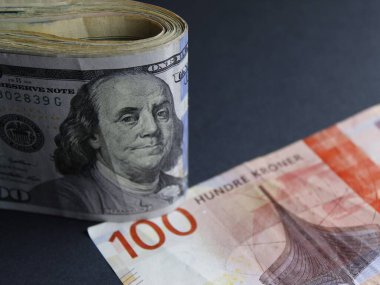 Amerikan banknotları 100 dolar ve Norveç banknotları 100 kron
