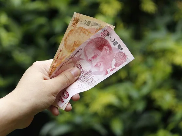 Mano Una Mujer Sosteniendo Billetes Turcos Jardín —  Fotos de Stock