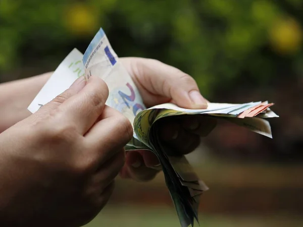 Mano Una Mujer Que Sostiene Cuenta Los Billetes Europeos —  Fotos de Stock