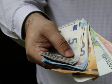 Avrupa banknotları tutan bir adamın eli