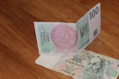 Tahta yüzeyde 100 kronluk Czech banknotları