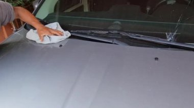 Aracın önünde tozlanan bir adamın eli.