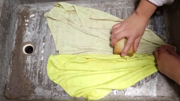 Mano Una Mujer Enjabonando Algunos Trapos Limpieza Una Lavandería — Vídeos de Stock