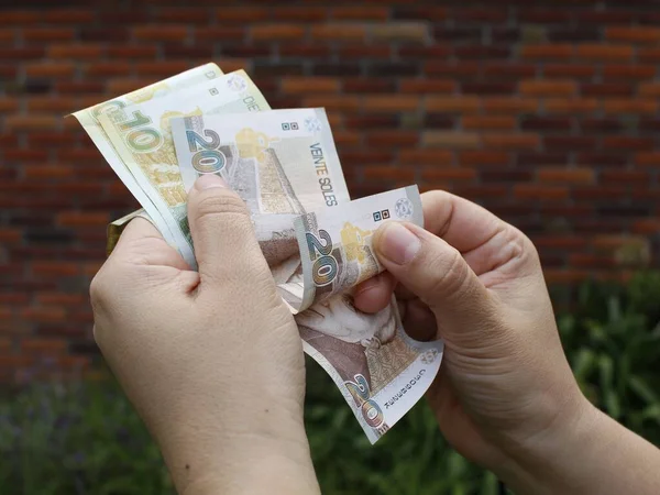 Mano Una Mujer Sosteniendo Billetes Peruanos Fuera Una Casa —  Fotos de Stock