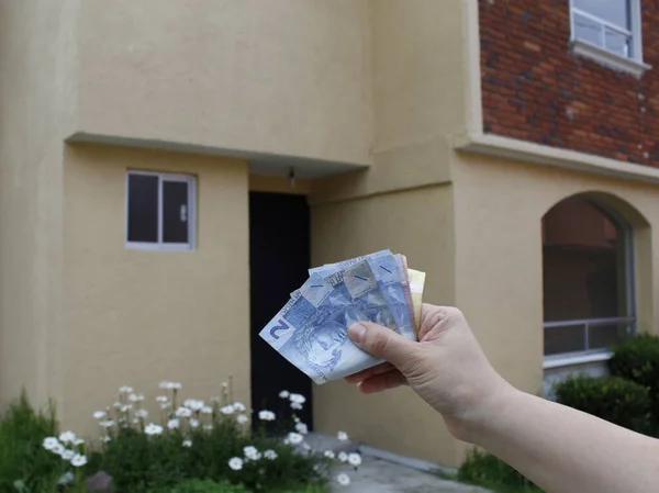 Рука Жінки Тримає Бразильські Банкноти Фон Фасадом Будинку — стокове фото
