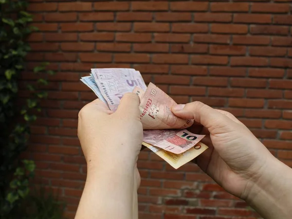 Mano Una Mujer Sosteniendo Billetes Brasileños Fondo Con Una Pared —  Fotos de Stock