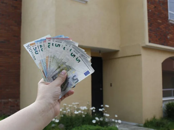 Рука Жінки Тримає Європейські Банкноти Фон Фасадом Будинку — стокове фото