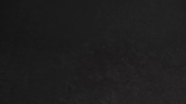 Meksika pezosu yığını siyah arka planda düşüp sağa doğru yayılıyor.