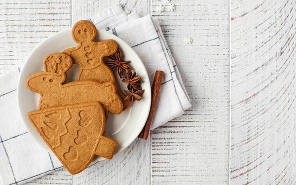 薄い木製の背景に生姜クッキーやスパイスとクリスマスの背景 高品質の写真 — ストック写真