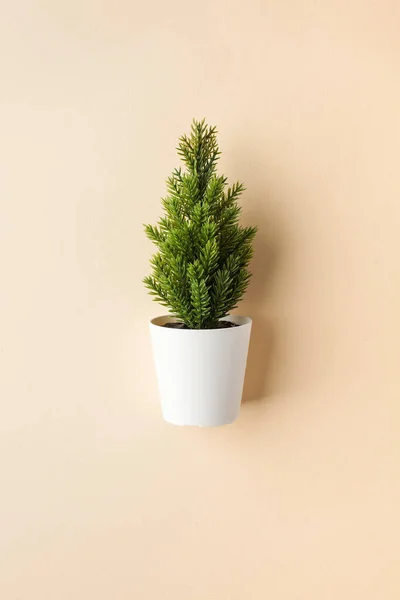 ベージュの背景にクリスマスツリー 最小限の休日の概念 コピースペース 高品質の写真 — ストック写真