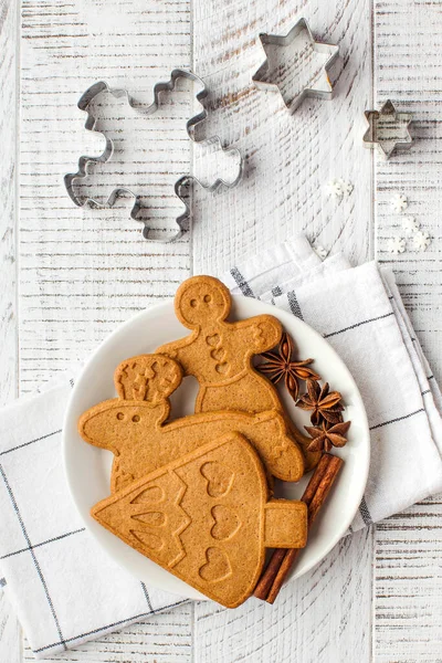 Boże Narodzenie Przytulne Tło Ciasteczka Imbirowe Formy Cookie Drewnianym Tle — Zdjęcie stockowe