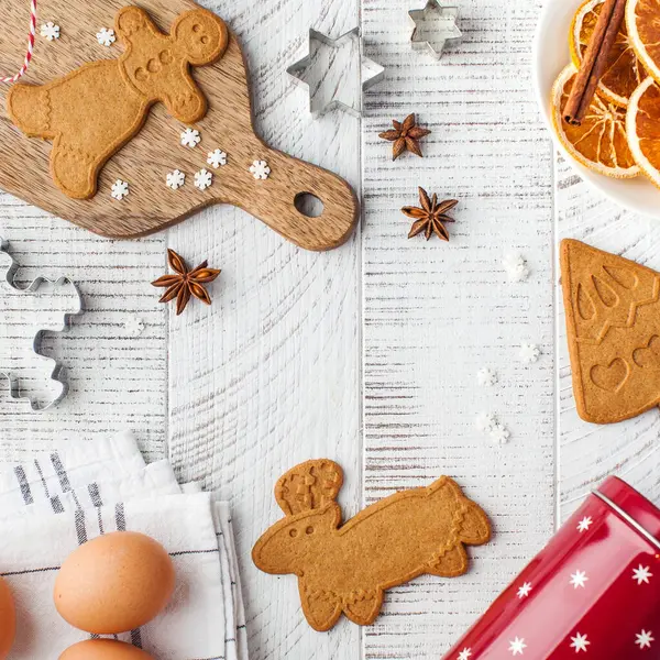 Boże Narodzenie Przytulne Tło Ciasteczka Imbirowe Formy Cookie Drewnianym Tle — Zdjęcie stockowe