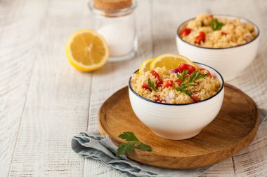 Tabouleh, kuskus, domates, maydanoz, soğan ve limon suyundan yapılan bir Arap vejetaryen salatasıdır. Uzayı kopyala Yüksek kalite fotoğraf