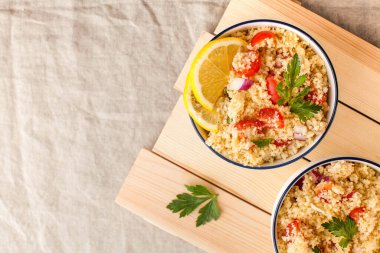 Tabouleh, kuskus, domates, maydanoz, soğan ve limon suyundan yapılan bir Arap vejetaryen salatasıdır. Uzayı kopyala Yüksek kalite fotoğraf