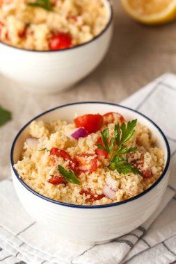 Tabouleh, kuskus, domates, maydanoz, soğan ve limon suyundan yapılan bir Arap vejetaryen salatasıdır.. 