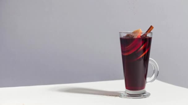 Stop motion mulled wine with a glass glass sprinkled with cinnamon. — Stock Video