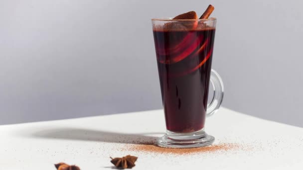 Stop motion with mulled wine and Christmas background. — Stock Video